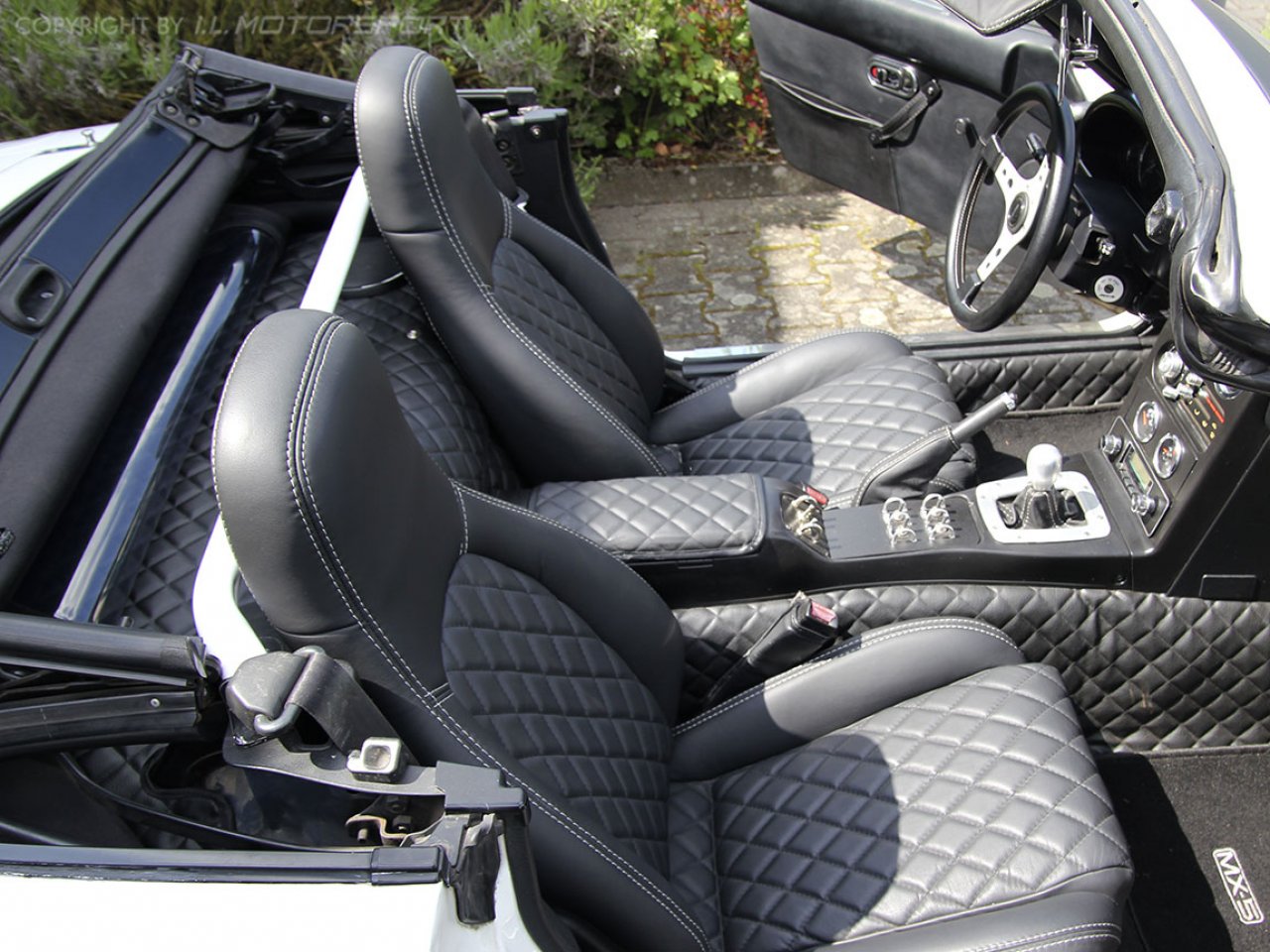 Autositzbezüge aus schwarzem Leder für Mazda MX5 NA vor der