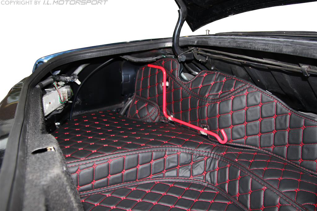 Reinigen schwarz Leder auto Fußmatten mit Diamond rote Naht und